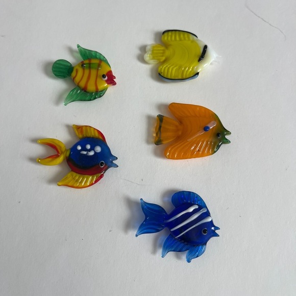 Vintage Set of 5 Blown Glass Tropical Fish Magnets Colorful Art Glass Nautical - Picture 4 of 11